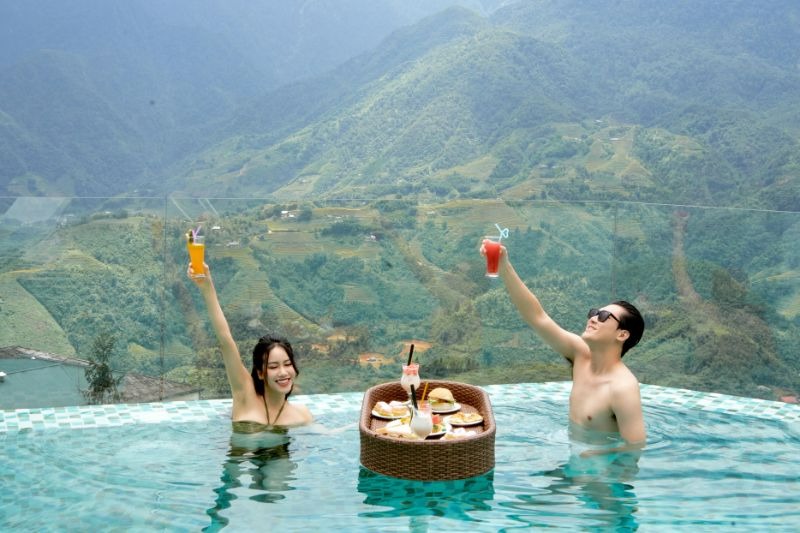 Tín đồ sống ảo không nên bỏ qua góc check in đáng đồng tiền bát gạo tại bể bơi vô cực của Bamboo